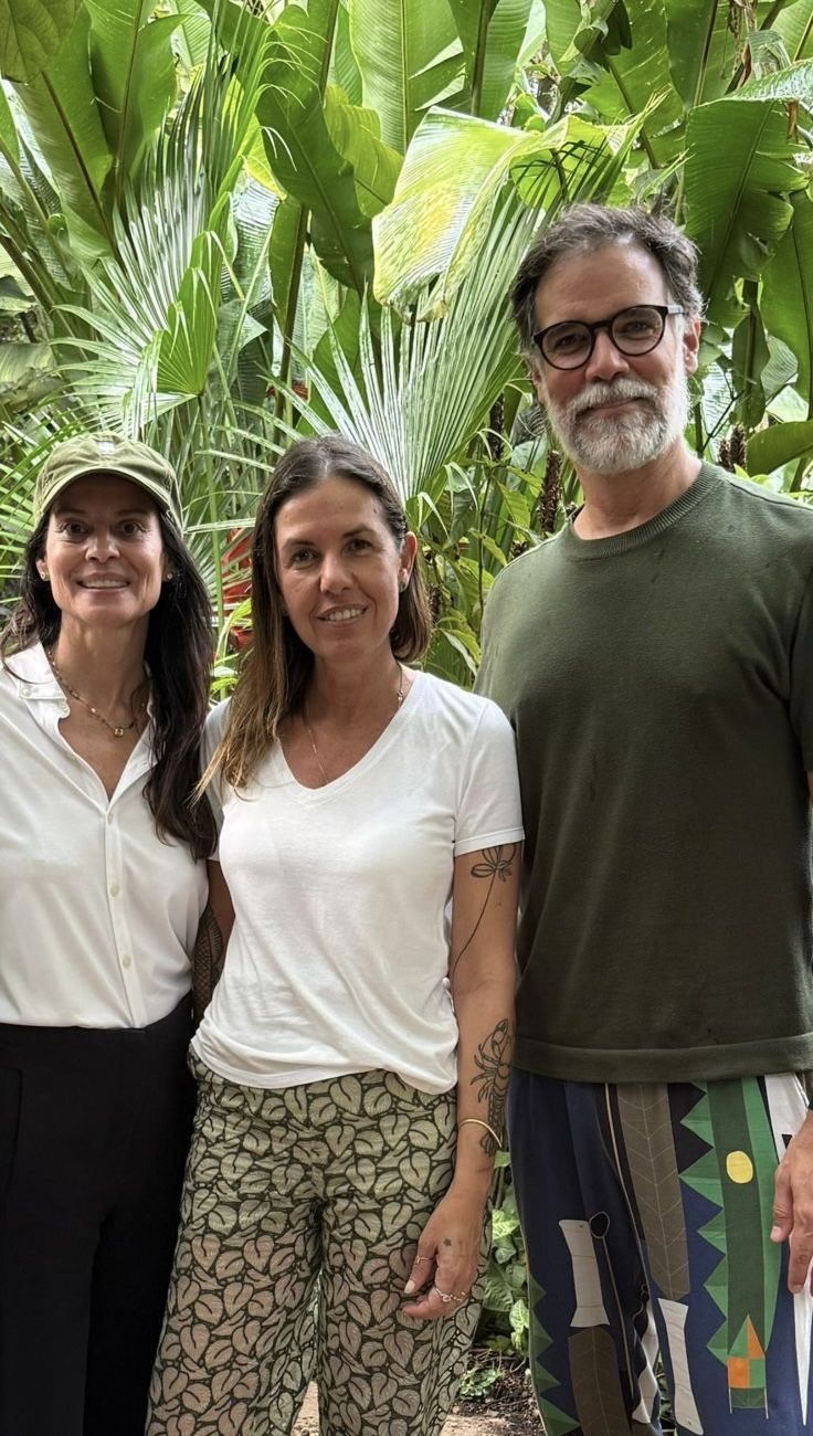 Chef Morena Leite entre a Diretora-Presidente de Inhotim, Paula Azevedo, e Daniel Mangabeira, arquiteto responsável pelo projeto dos restaurantes no museu • Carol Daher