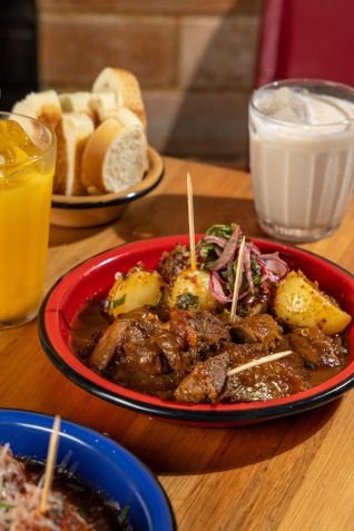 Conserva de língua com batatas do Conserva Bar, no Rio • Tomás Rangel