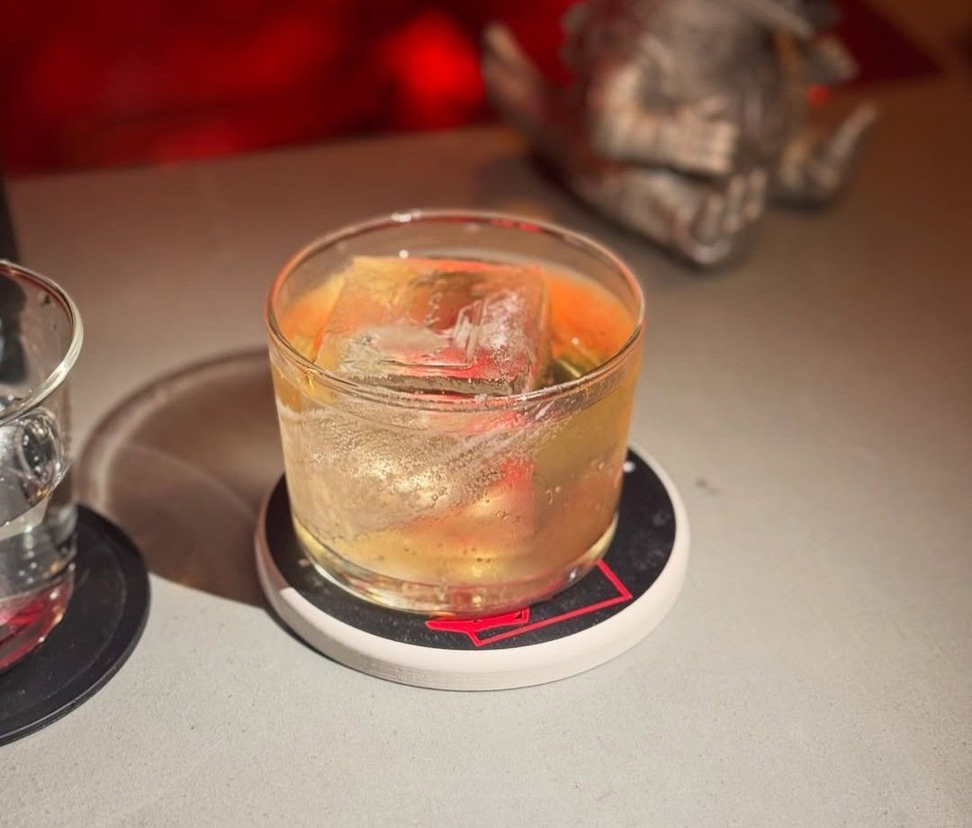 Drink Chukwa é um milk punch de whiskey single malt com manga, curry, coco e cardamomo, finalizado com carbonatação • Reprodução/Instagram/@nicfullen