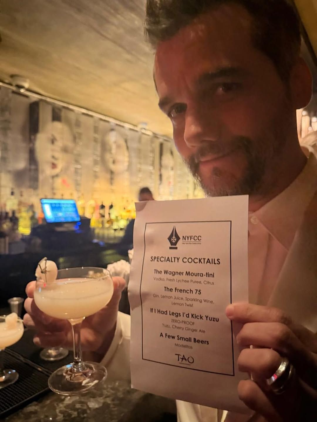 Além do prêmio de Melhor Ator, Wagner Moura também ganhou um drinque com seu nome no NYFCC • Instagram/Kleber Mendonça Filho