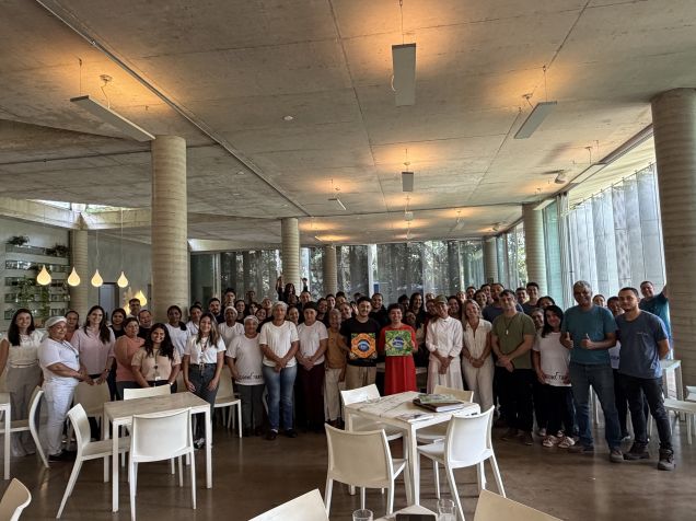 Morena Leite com a equipe do restaurante Comidaria Oiticica  Carol Daher