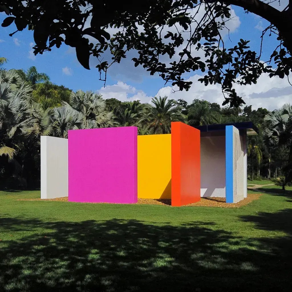 "Invenção da Cor, Penetrável Magic Square #5, De Luxe" foi construída postumamente, a partir das instruções deixadas por Hélio Oiticica • Brendon Campos