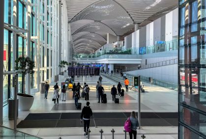 Conheça os aeroportos e companhias aéreas mais pontuais do mundo em 2025