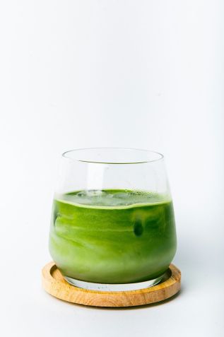 Matcha em alta, assim como drinques sem álcool e cafés especiais • Foto de Daniel Stiel na Unsplash