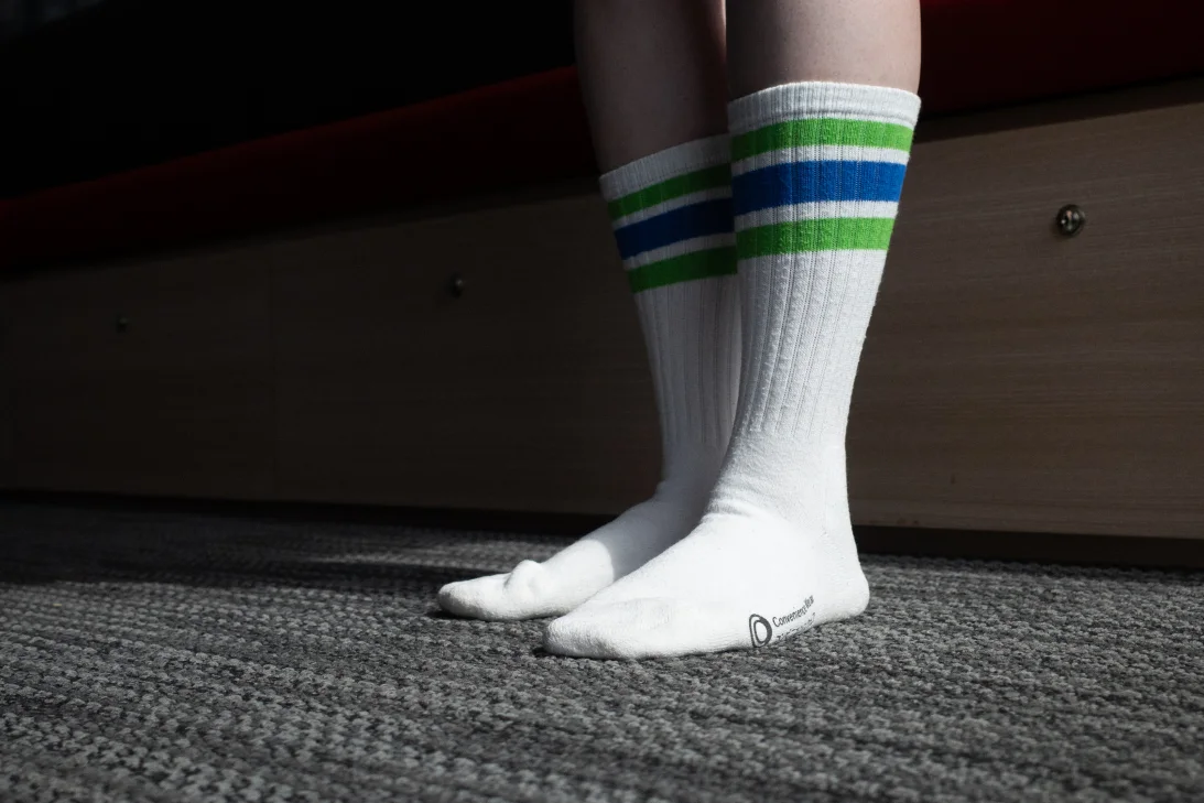 Meias brancas de cano alto unissex da Convenience Wear • Bertha Wang/CNN