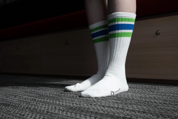 Meias brancas de cano alto unissex da Convenience Wear • Bertha Wang/CNN