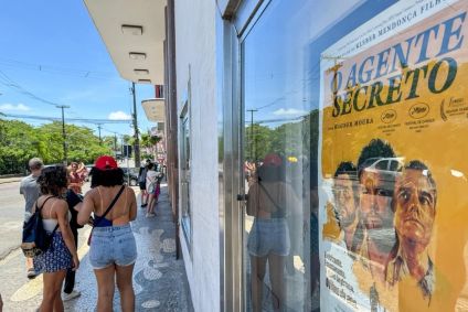 Pôster de "O Agente Secreto" em um dos cinemas de rua do Recife