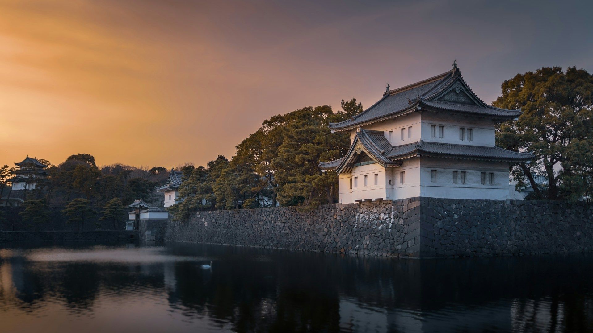 Uma das torres remanescentes do Castelo Edo nos jardins do Palácio Imperial de Tóquio • Unsplash