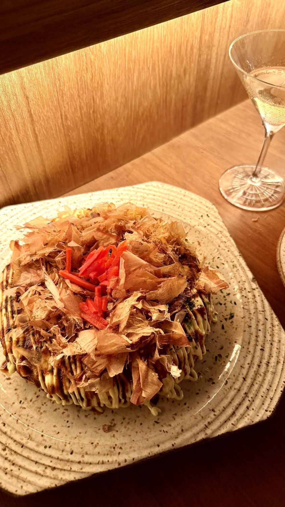 Panqueca japonesa com bacon e camarão • Tina Bini