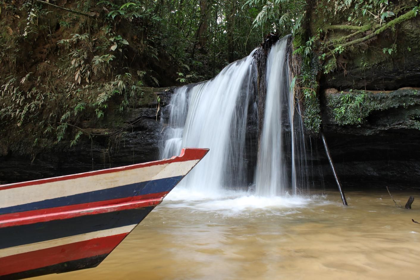 Queda d'água no Parque da Serra do Divisor, na divisa do Acre com Peru • Leonardo Honorato Santos/Wikimedia Commons