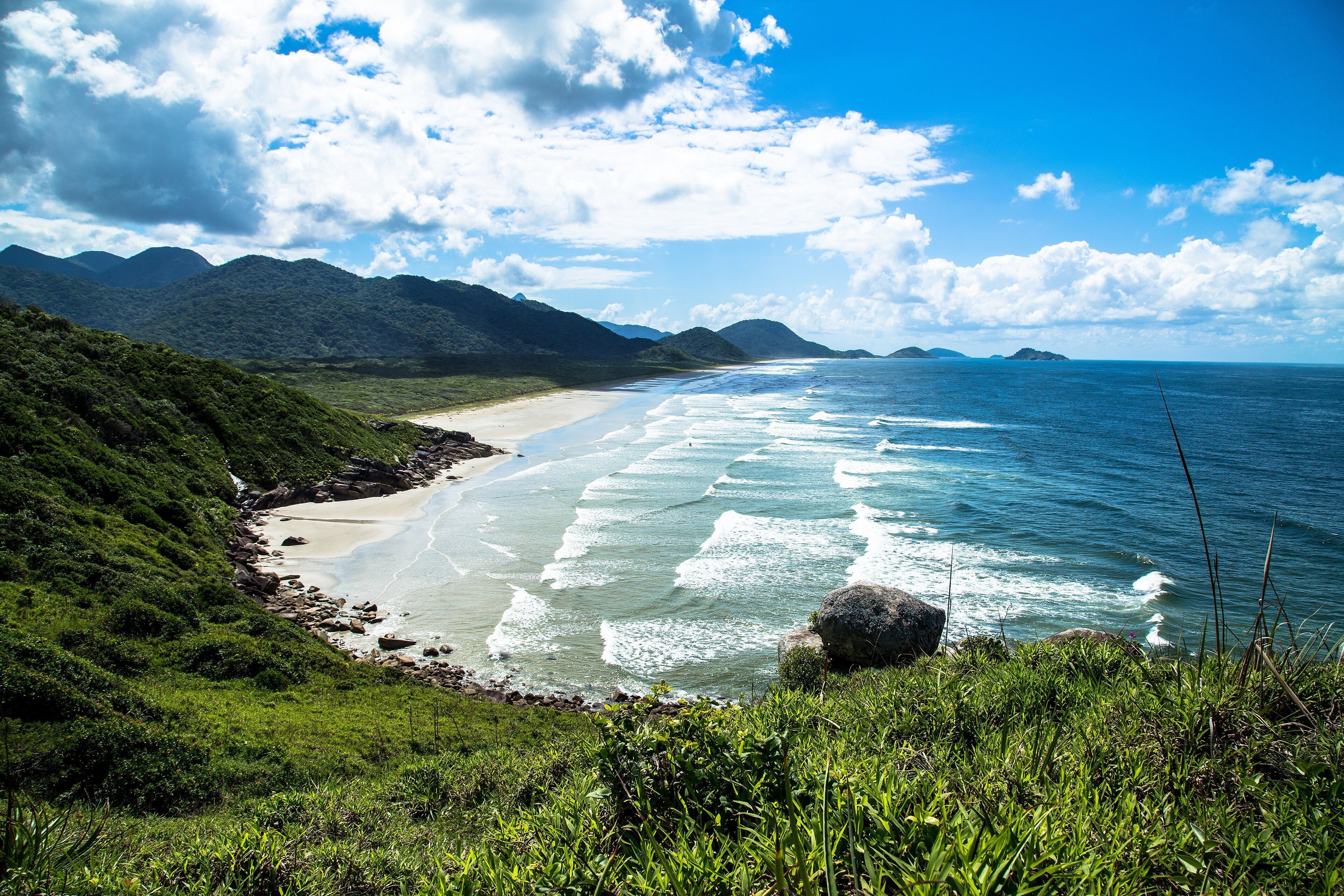 Praia da Laje, na Ilha do Cardoso, em Cananéia • Yuri Cruvinel Ribeiro/Wikimedia Commons
