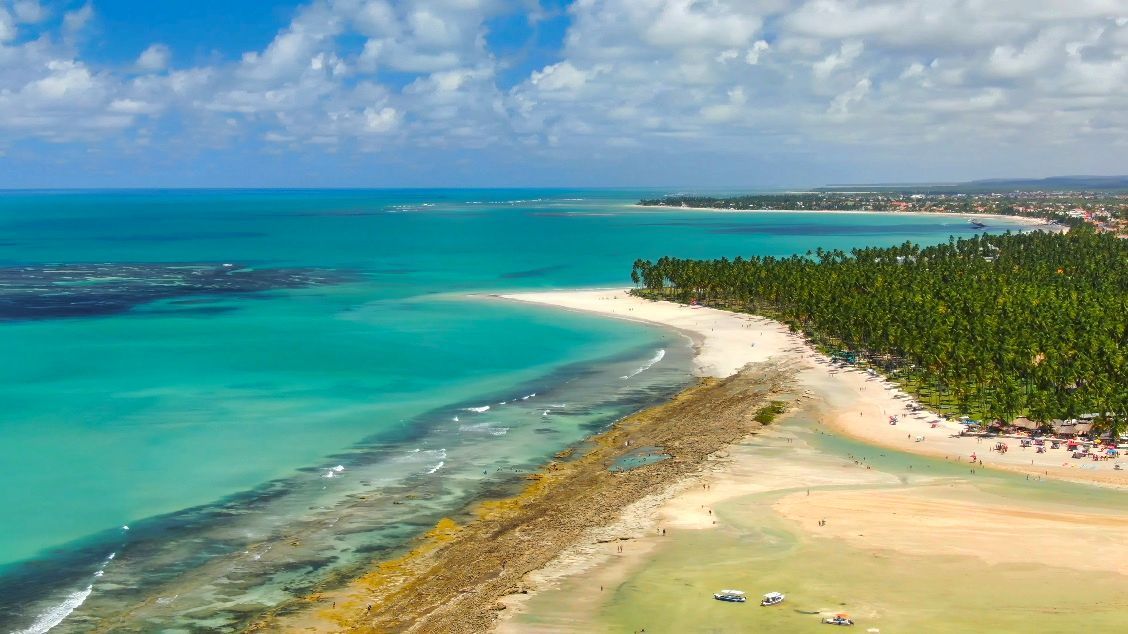 Na maré baixa, praia exibe piscinas naturais e bancos de areia • Jobosco/Wikimedia Commons