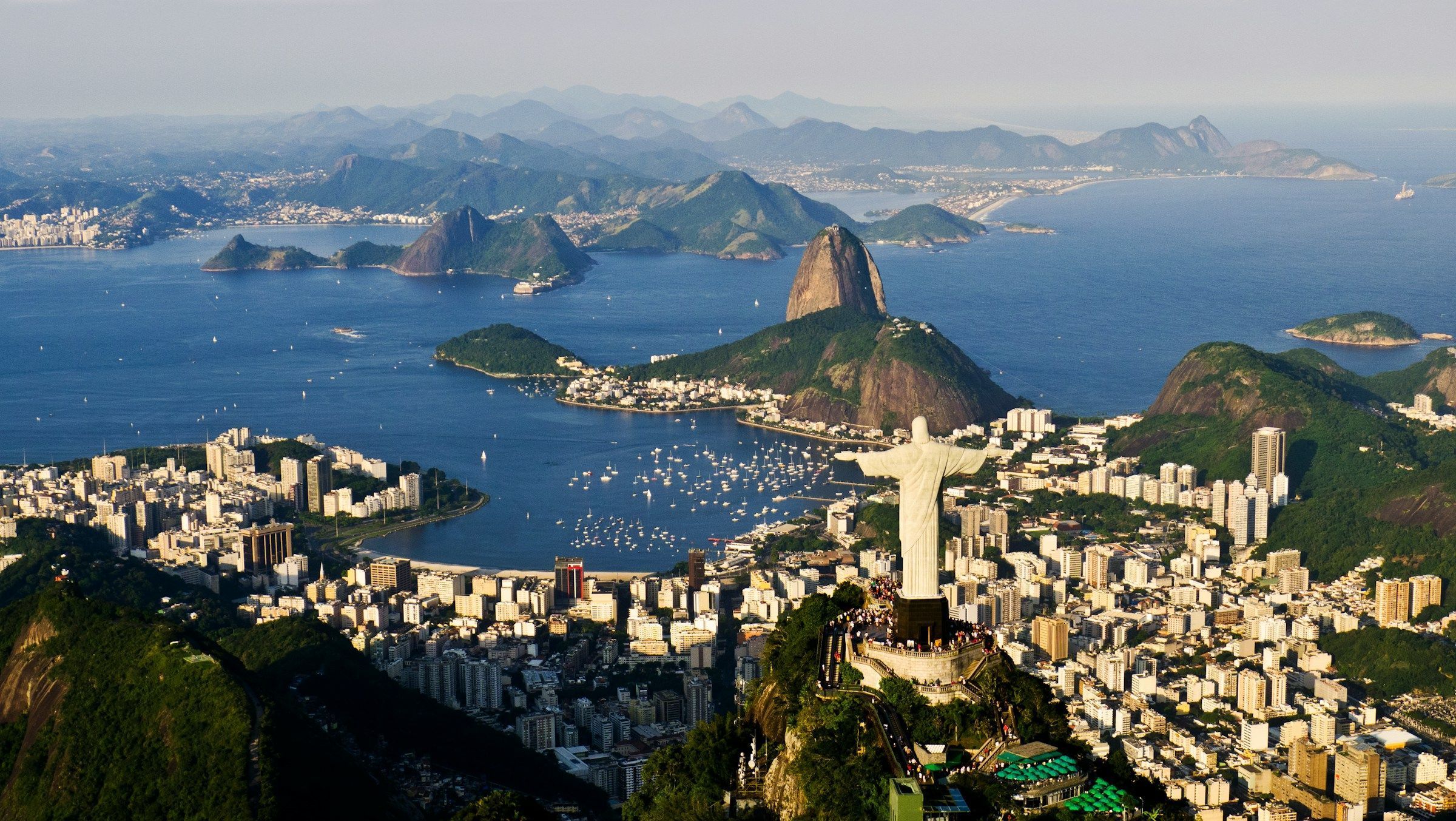 Imagem aérea da paisagem do Rio de Janeiro, com destaque para o Cristo Redentor