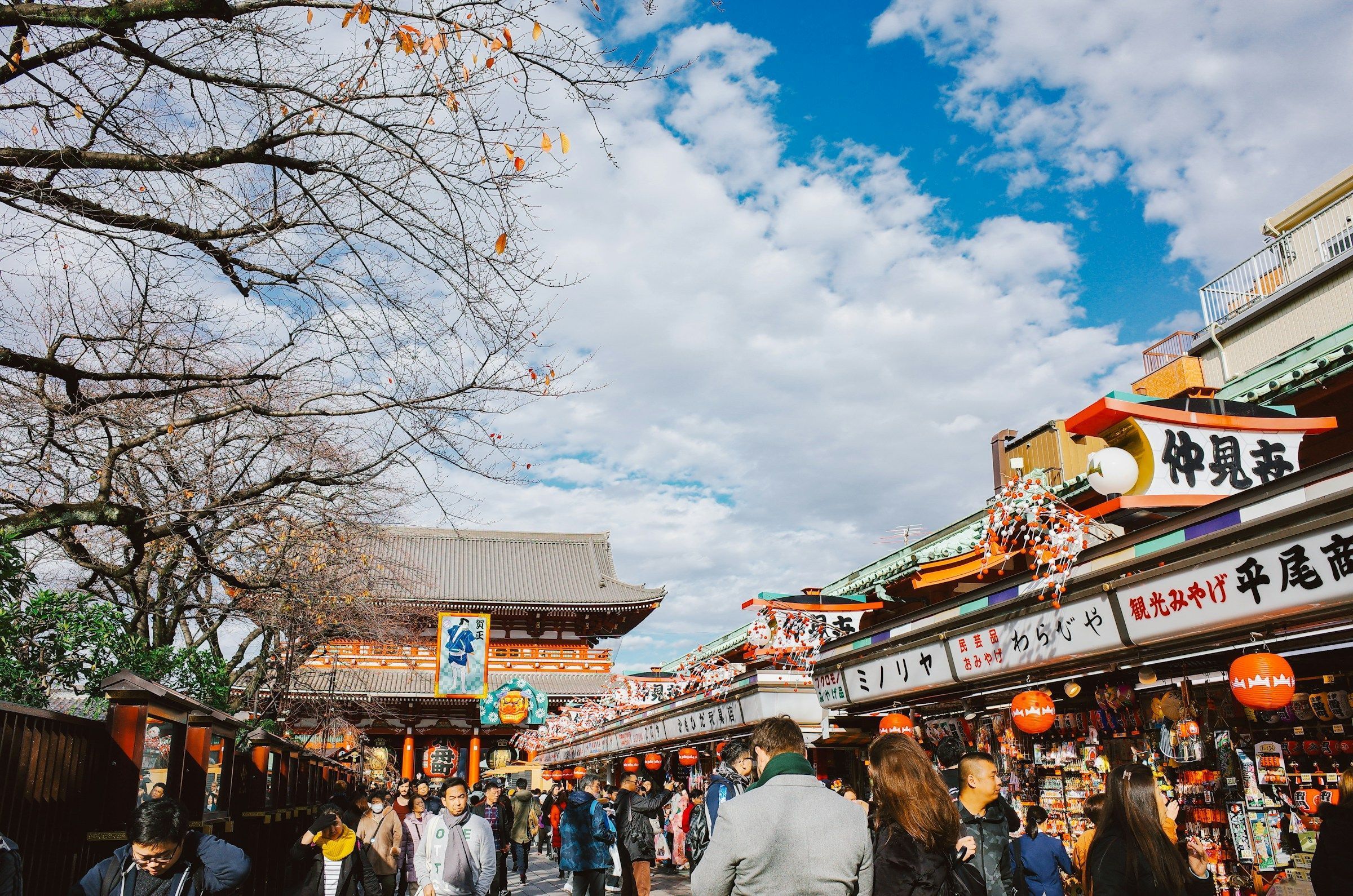 Nakamise-dori é uma das vias mais antigas da cidade, levando ao Templo Sensoji • Unsplash/@dokae