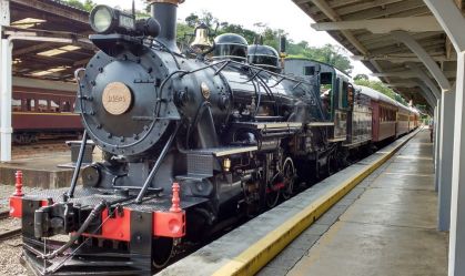 Em Minas Gerais, passeio de trem oferece experiência gastronômica completa