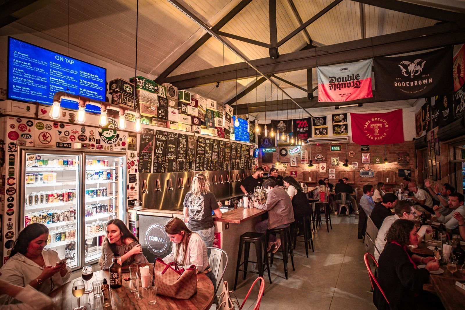 Ambiente da Ambar Cervejas Artesanais • Fabio Comolatti