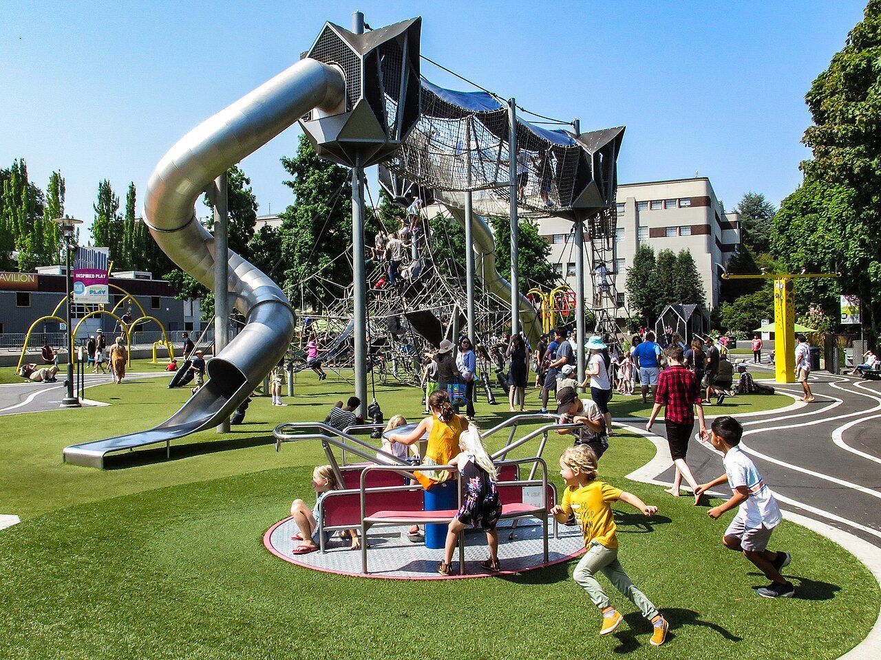 O playground Artists At Play fica no Seattle Center • Wikimedia Commons