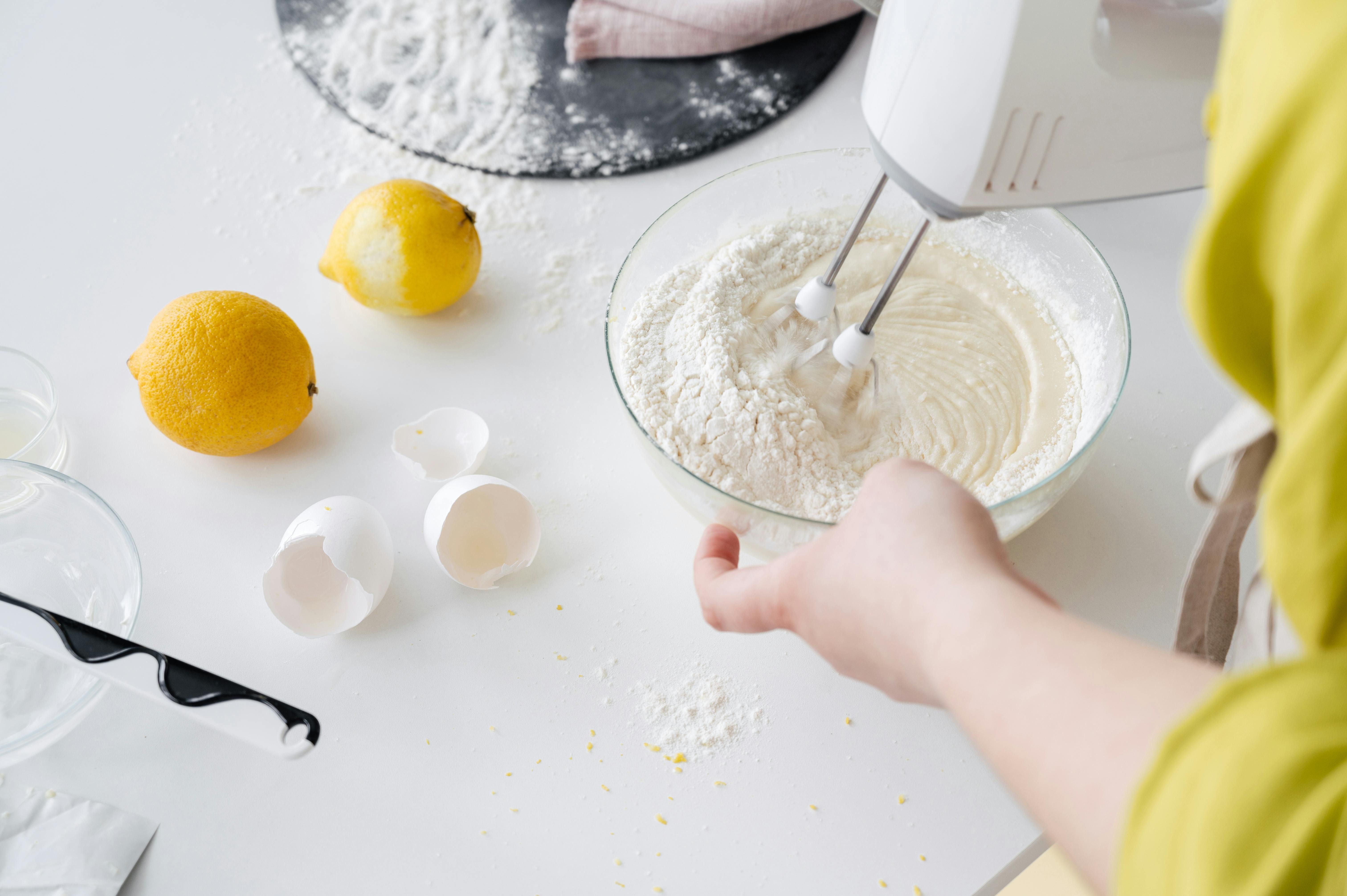 É mito que o fermento não pode ser batido na batedeira ou no liquidificador; isso não faz o bolo solar • Pexels