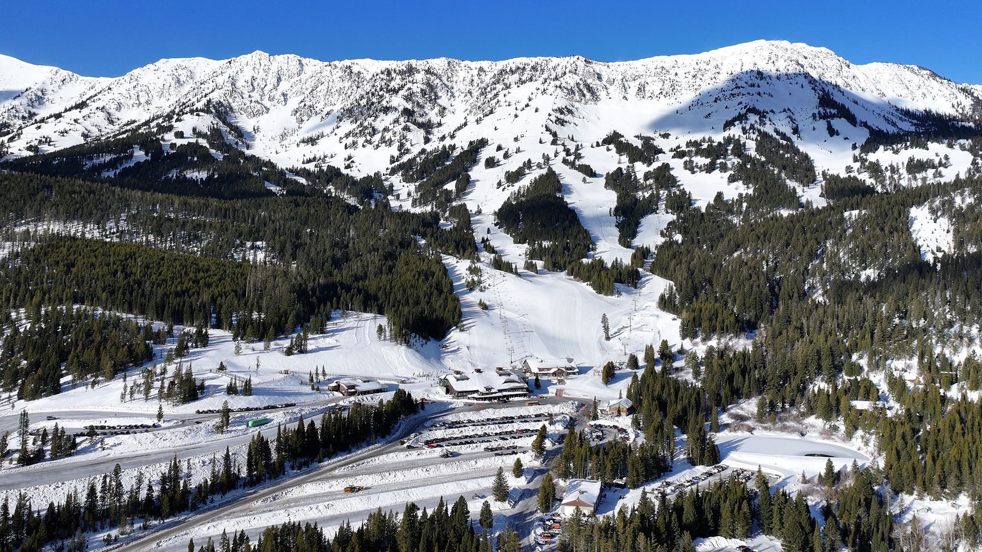 Bridger Bowl oferece terreno amplo, menos gente e preços que incentivam o uso frequente pelos moradores locais • Bridger Bowl via CNN Newsource
