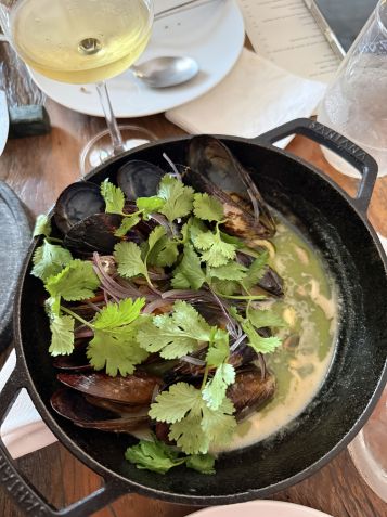 Mexilhão com curry verde servido com arroz jasmin • Tina Bini