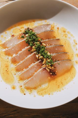 Crudo de peixe com água de tomate e crispy chilli  • Bruno Geraldi