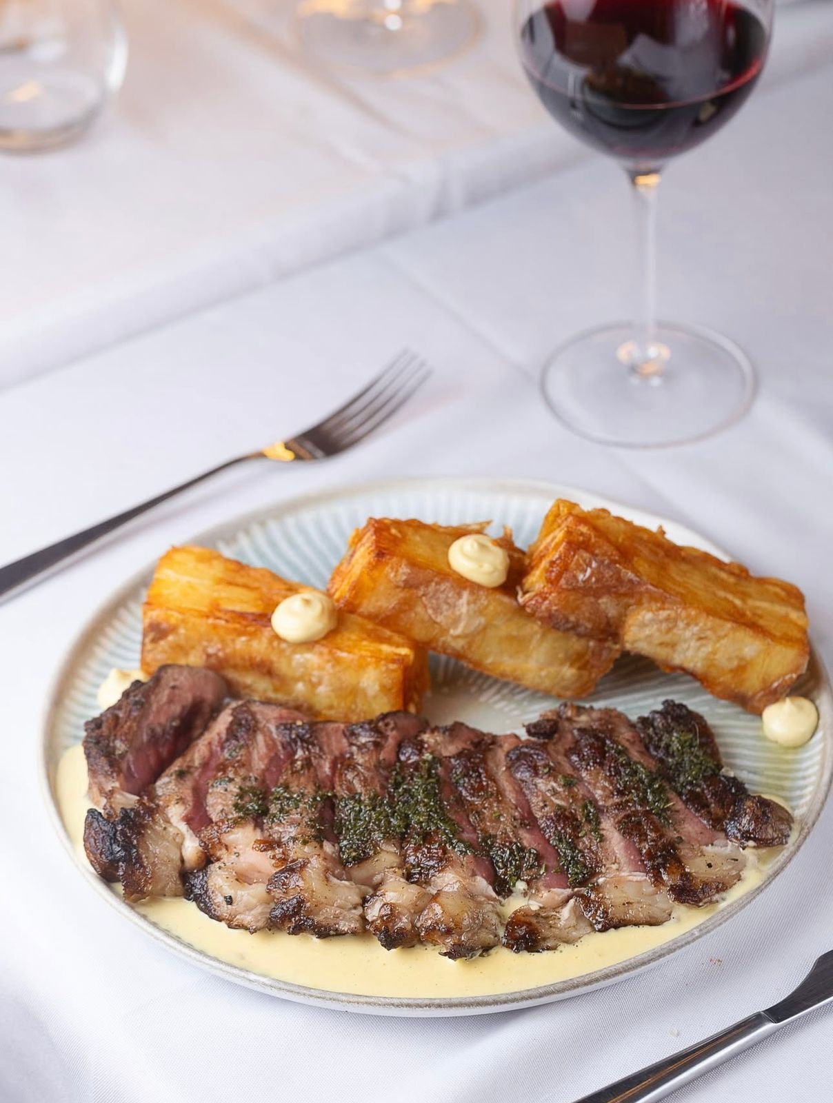 No Martinique Bistrô o chorizo é acompanhado de batata mil-folhas e molho à escolha do cliente: Bordelaise, Poivre ou Dijon • Reprodução Instagram1