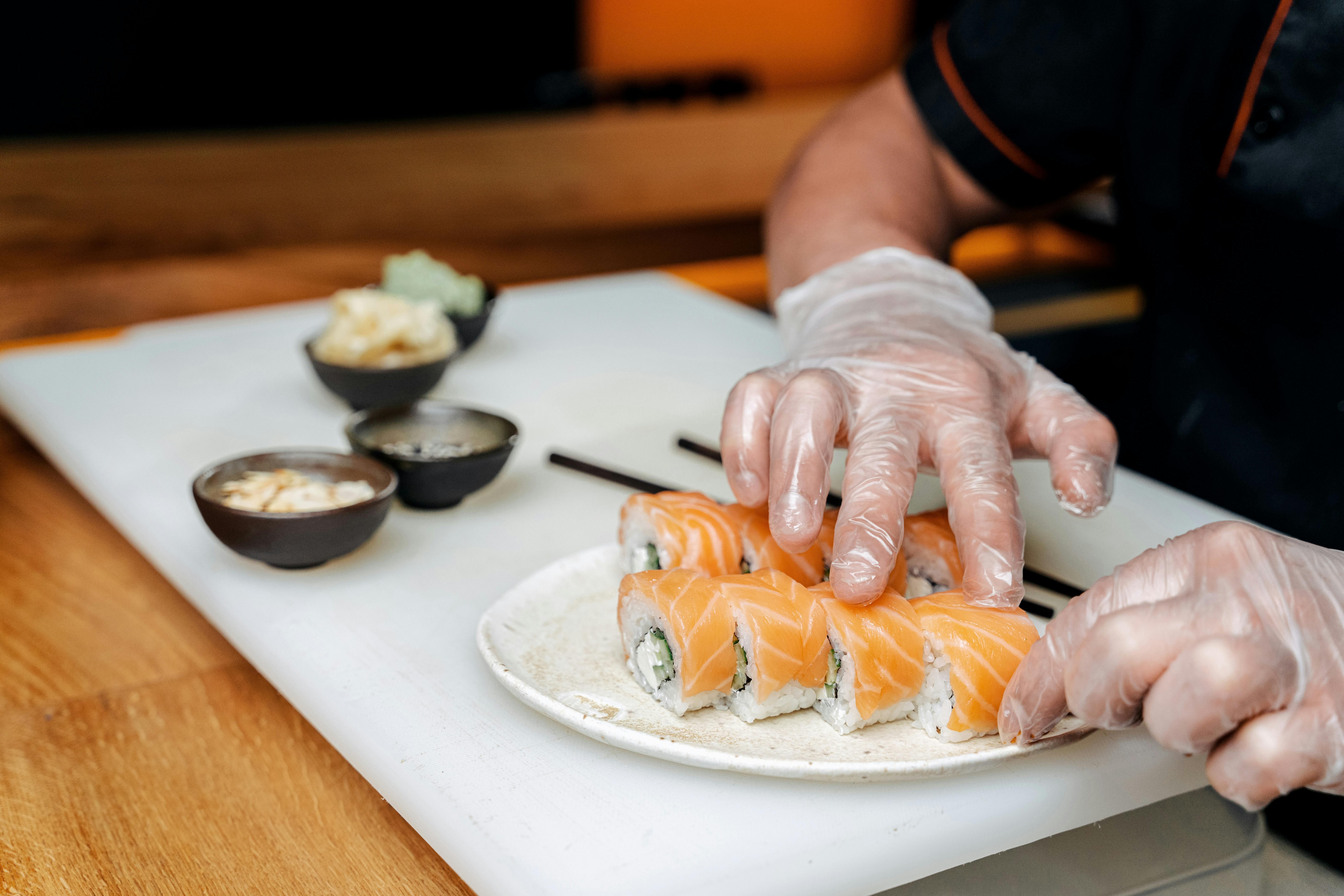 Um dos maiores mitos da culinária japonesa é que ela não pode ser preparada por mulheres por conta da temperatura das mãos • Pexels
