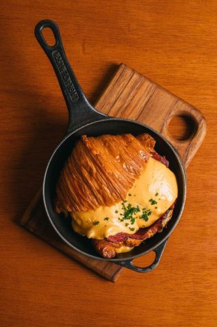 Eggs Benedicts servido no croissant • Crudo e Bruno Geraldi