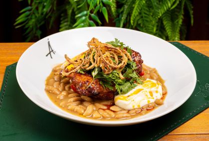 Frango Harissa com feijões brancos, prato de inspiração no norte da África servido no Áscua