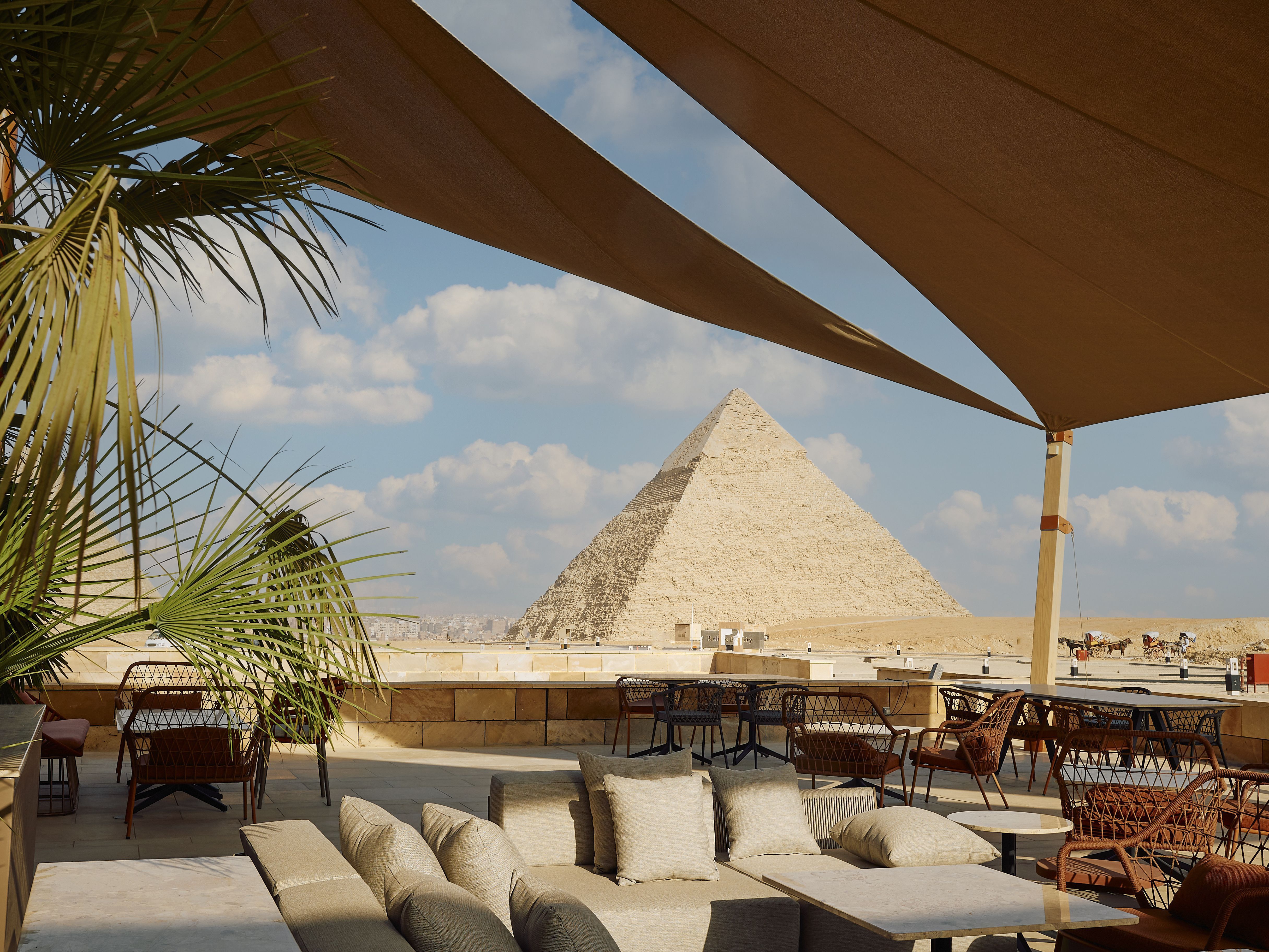 Ambiente do restaurante Khufu's no Egito, com vista para as pirâmides