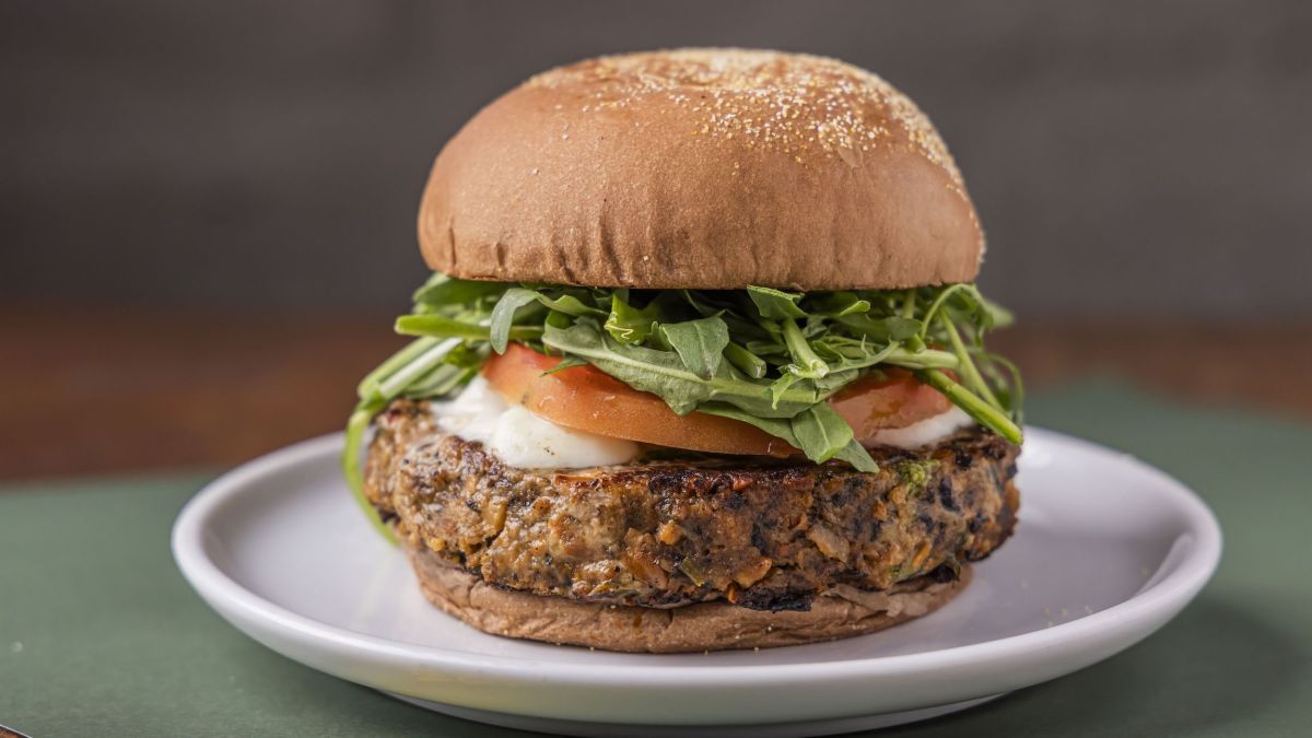Aprenda a receita do hambúrguer vegetariano da Lanchonete da Cidade