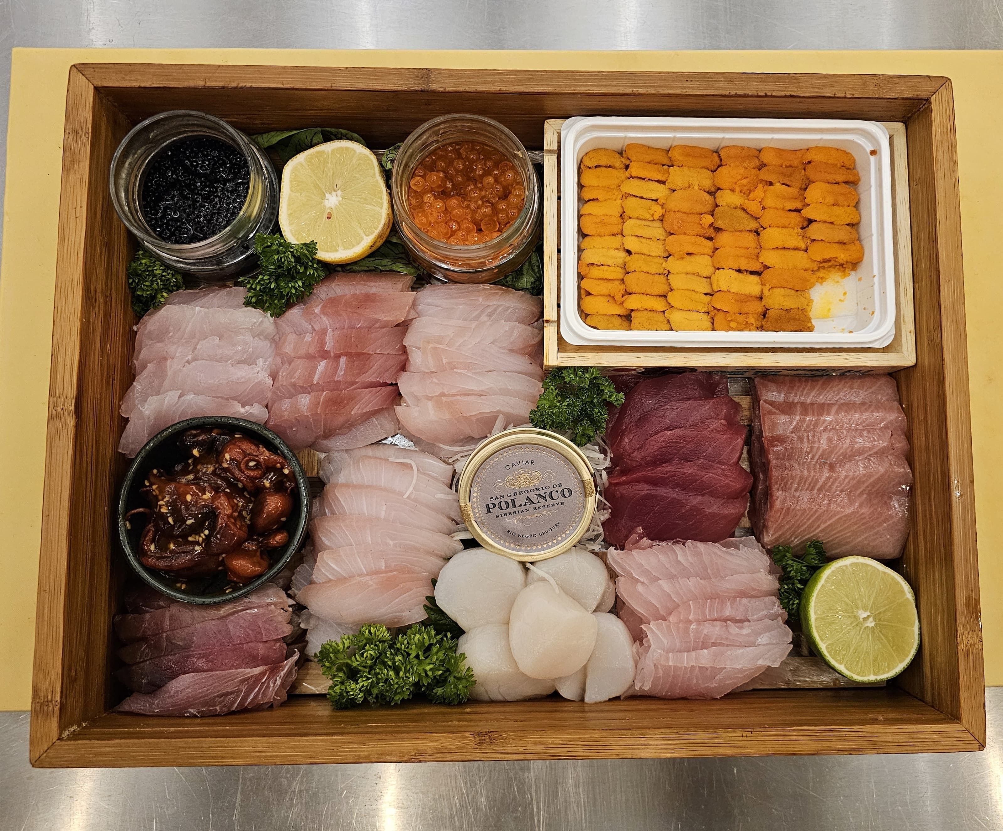 Alguns dos peixes e iguarias servidos no omakase • Divulgação