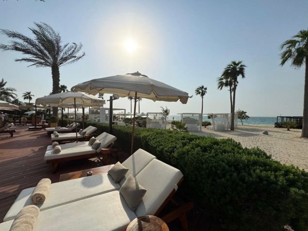 Nikki Beach Dubai fica em Pearl Jumeirah e dispõe de praia quase deserta • Saulo Tafarelo