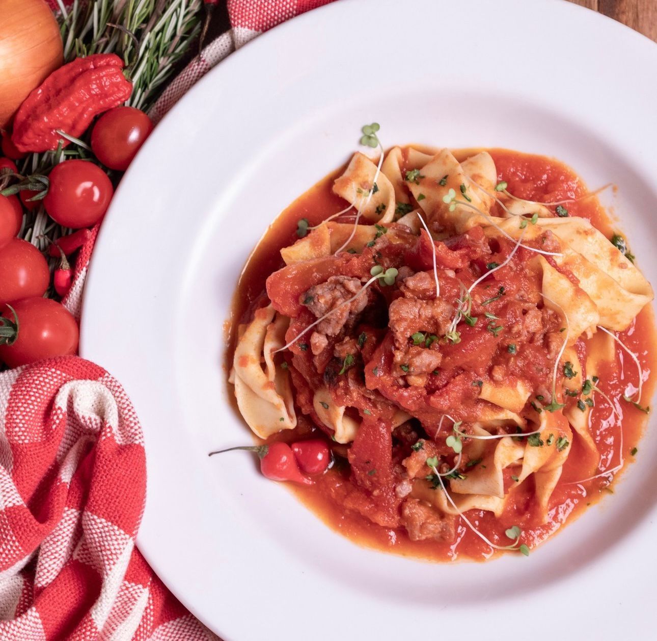 Pappardelle al ragu Toscano feito com molho de tomates frescos, com linguiça toscana, vinho tinto e aromas picantes é uma das inúmeras opções de massas do menu • Reprodução Instagram