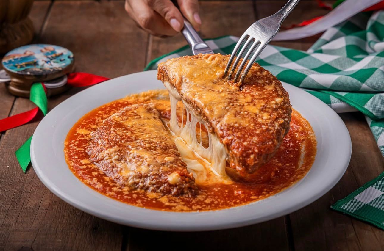 Polpettone à parmegiana é a grande estrela do Jardim Di Napoli, clássico restaurante italiano que abriu as portas em 1949 • Reprodução Instagram