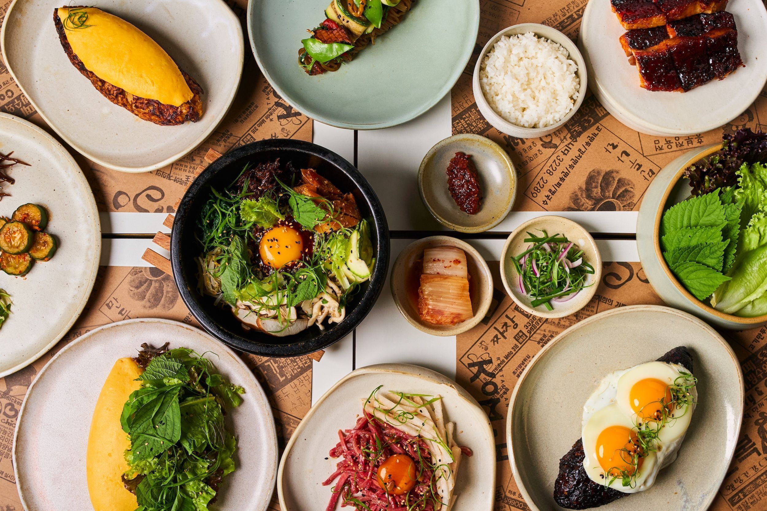 Pratos variados do coreano Komah