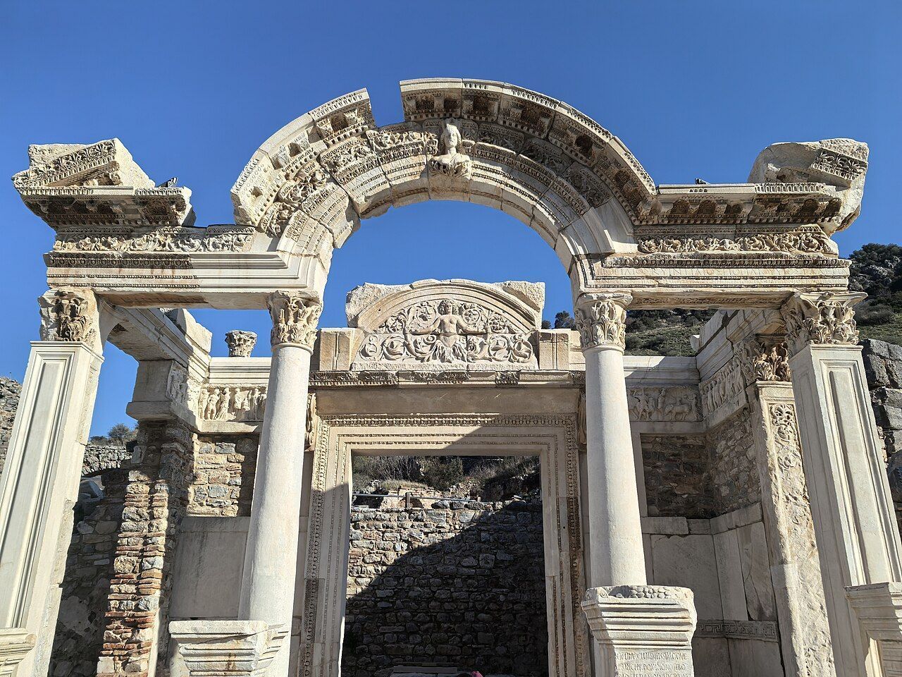 Templo de Adriano é uma das construções mais emblemáticas de Éfeso • Wikimedia Commons/Mehveuuum/CC BY-SA 4.0.