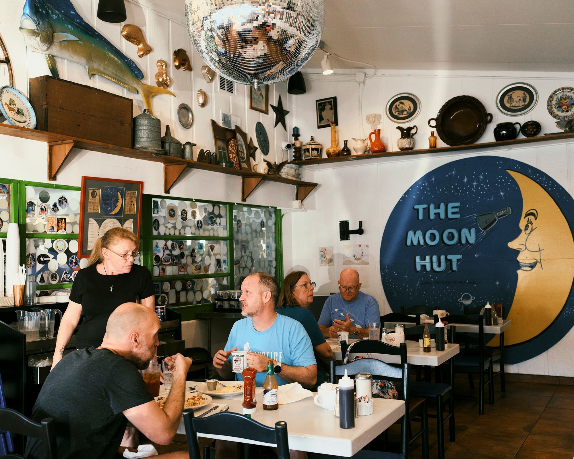 Interior do restaurante The Moon Hut em Cabo Canaveral • Zack Wittman for CNN via CNN Newsource