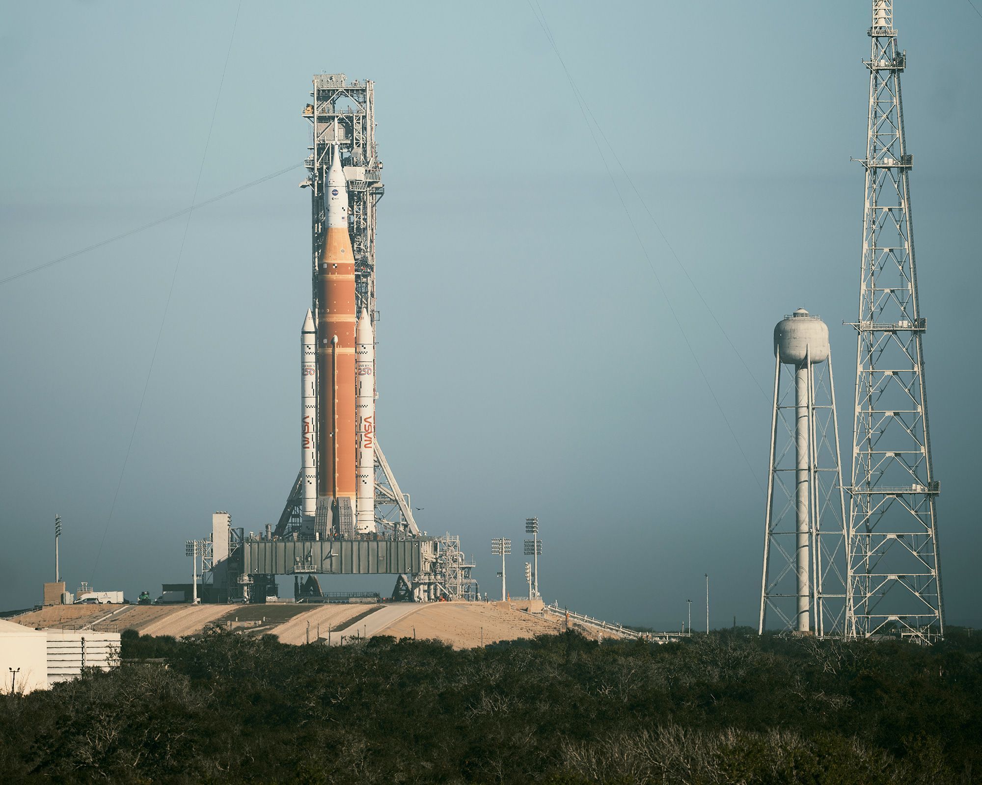Artemis II, vista da plataforma de lançamento a partir do Complexo de Visitantes do Centro Espacial Kennedy (com o auxílio de uma lente zoom) • Zack Wittman for CNN via CNN Newsource