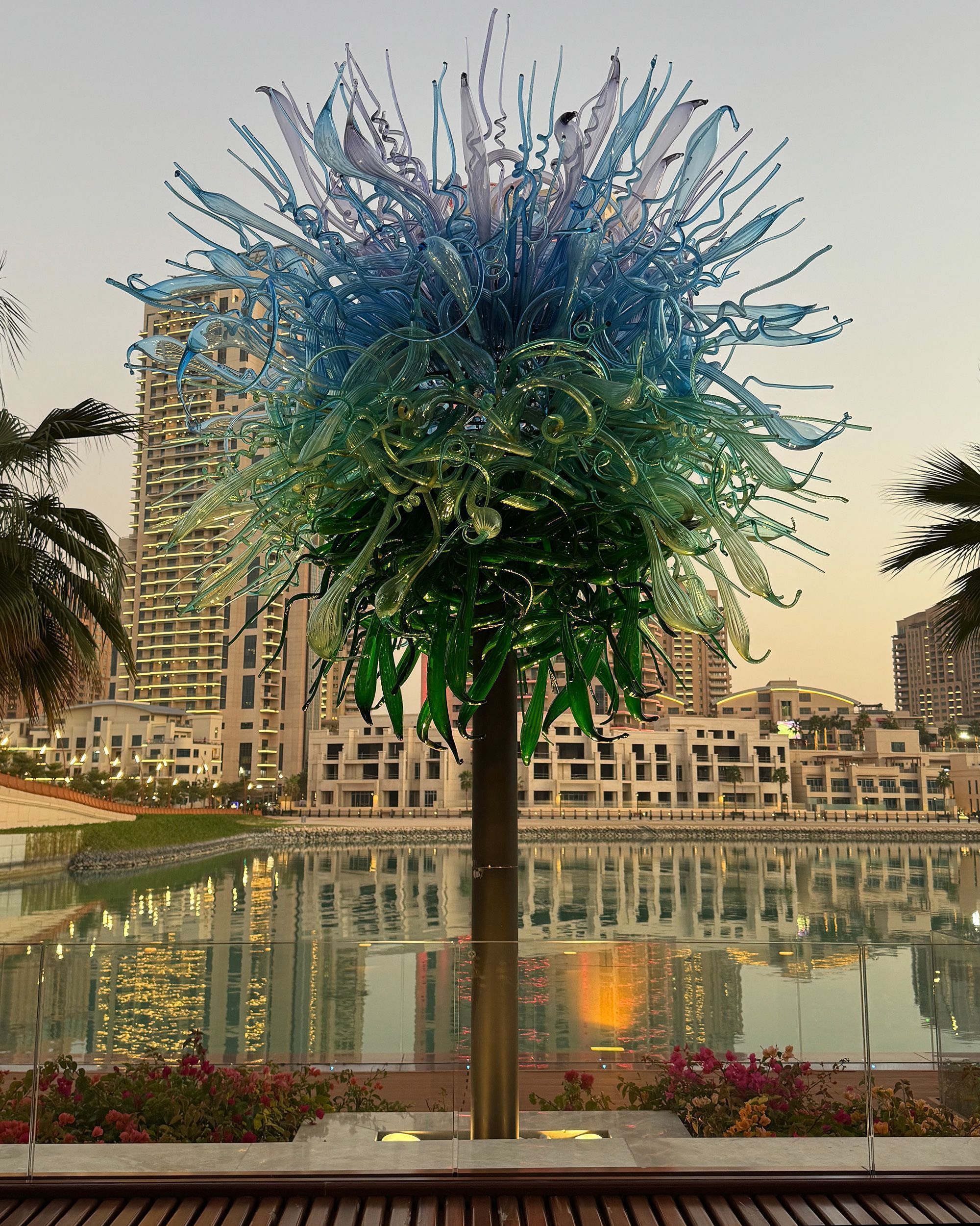 Calçadão à beira-mar em Gewan é emoldurado por árvores de vidro inspiradas no artista Dale Chihuly • Ulrike Lemmin-Woolfrey via CNN Newsource