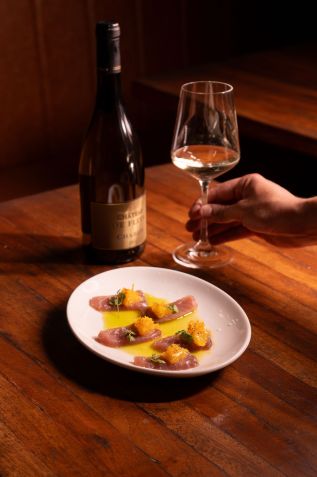 Bardega tem máquinas inteligentes para experimentarmos diferentes vinhos em doses, além de cardápio de comidinhas autorais • Beatriz Imaculada