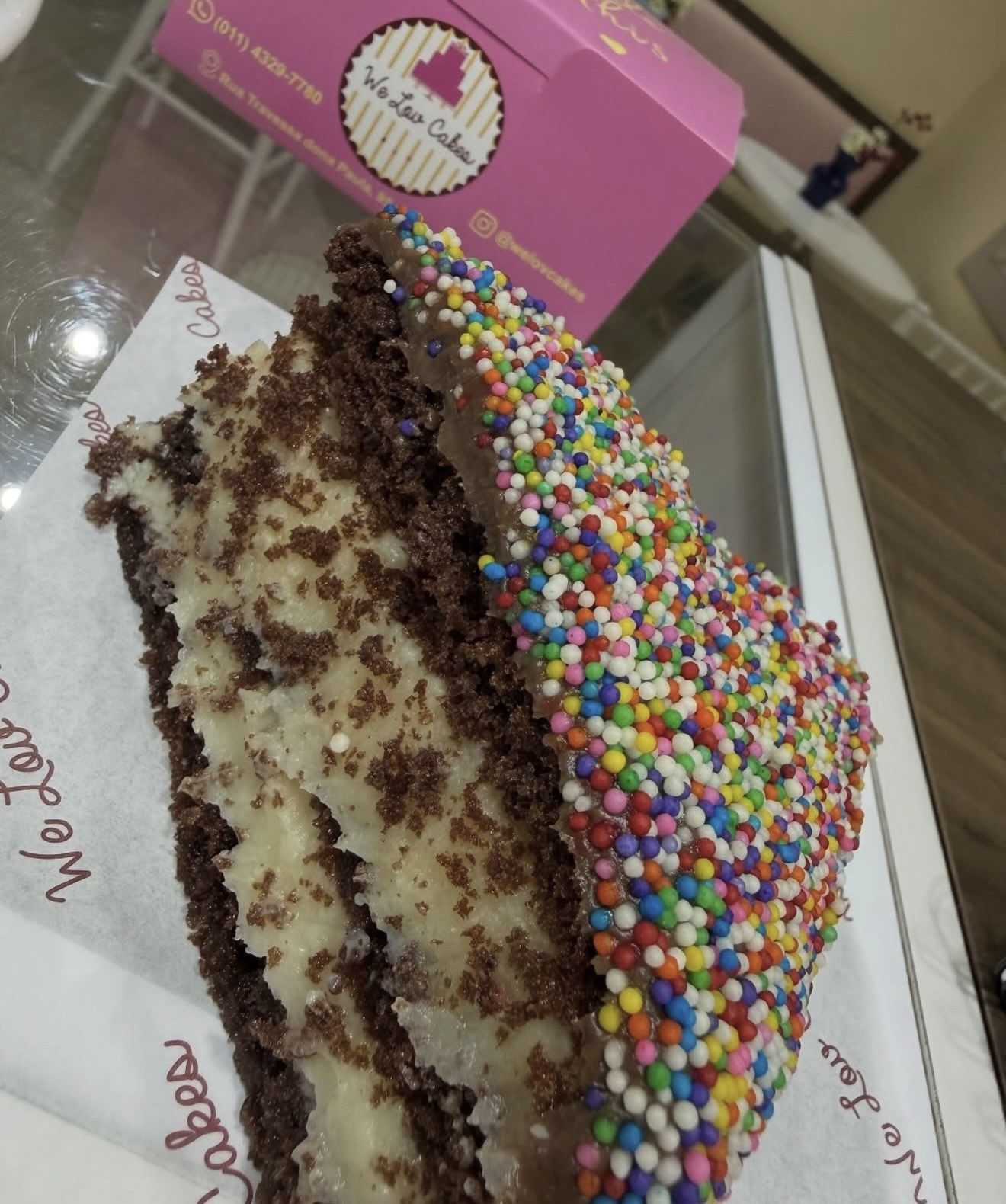 Bolo dragê da We Lov Cakes • Reprodução Instagram