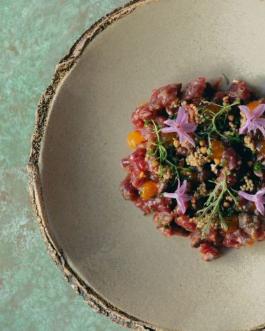 O chef Pedro Pena Bastos trabalha com produtos da estação • Instagram/Broto