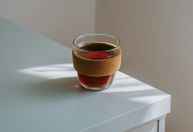 Por que o café continua caro e qual é a relação com seu humor de manhã?