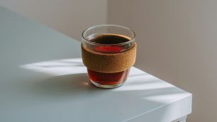 Por que o café continua caro e qual é a relação com seu humor de manhã?