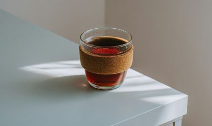 Por que o café continua caro e qual é a relação com seu humor de manhã?