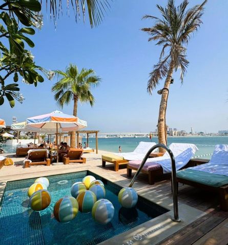 Casablanca Beach Club tem alto-astral e cabanas privativas com piscinas • Saulo Tafarelo