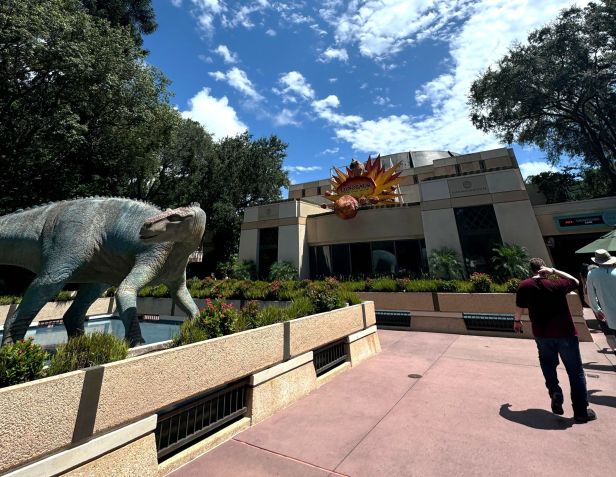 Entrada da antiga atração Dinosaur, no Disney's Animal Kingdom • Saulo Tafarelo