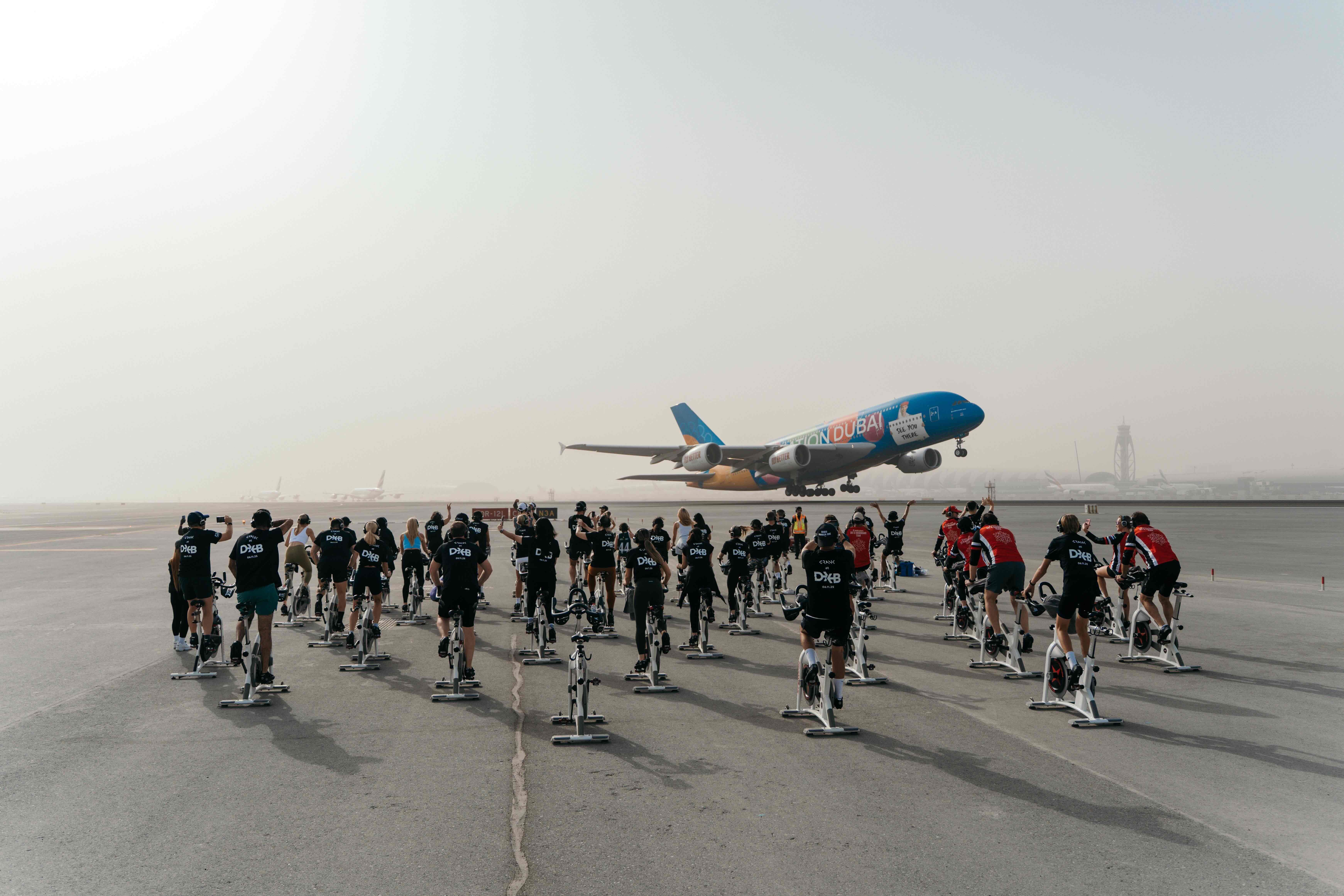 Aula fitness na pista do Aeroporto de Dubai