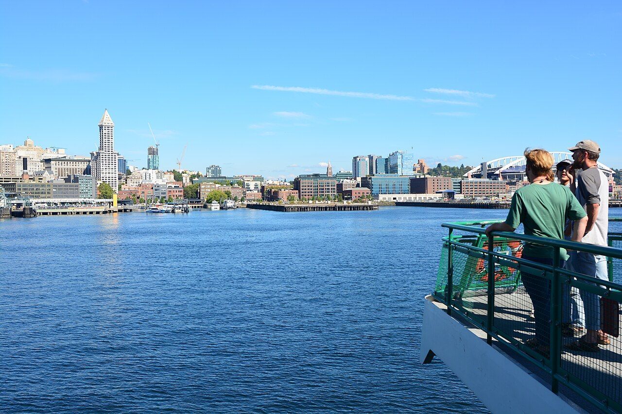 Seattle tem travessias de balsa pelo Puget Sound • Wikimedia Commons/Joe Mabel
